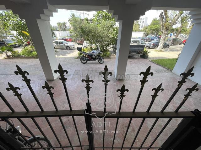 Local 154m² avec terrasse en face marché l'oasis