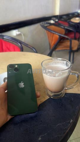 آيفون 13 عادي كامل تجاوز مع شريحة SIM عاملة.