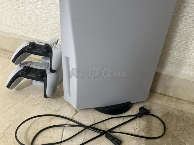 PS5 Fat avec 2 manettes et un chargeur - 2