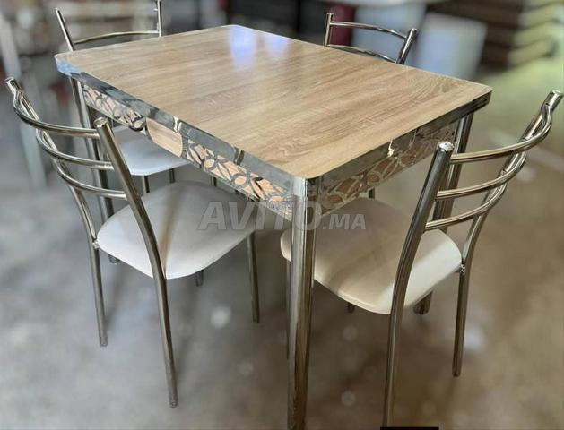 Salle à manger inox et chaises en cuir