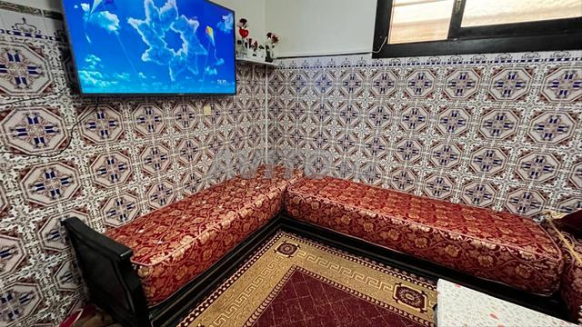 Salon complet avec banquettes, tapis et bois, prix raisonnable - 2