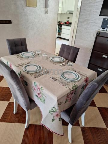 طاولة طعام بأربع كراسي أنيقة - 2