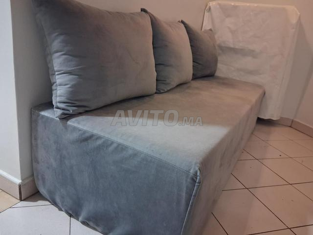 Un matelas avec 3 coussins à vendre - 2