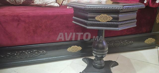 طاولة مستديرة مع كرسيين للبيع بحالة جيدة جداً - 2