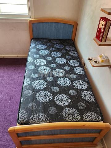 Lit simple en bois massif avec matelas - Bon état - 2