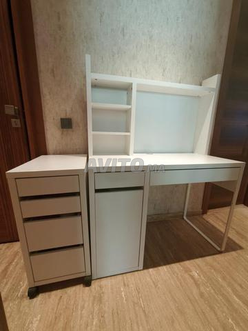 مكتب IKEA MICKE مع وحدة تخزين بحالة ممتازة - 2