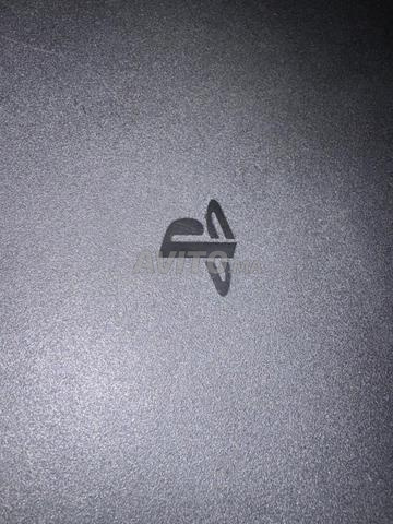 PS4 avec FIFA 25 et une console - 2