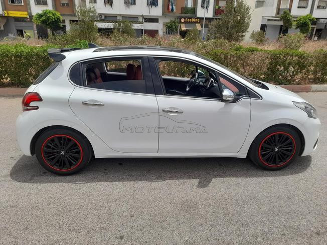 Peugeot 208 finition white édition 