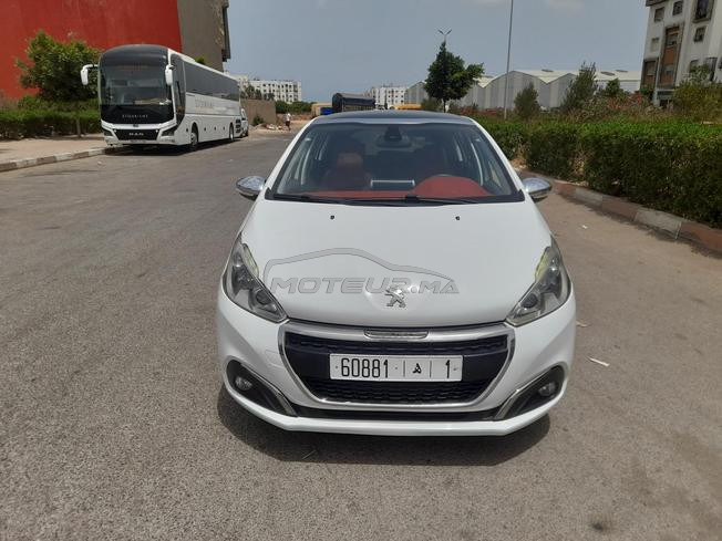 Peugeot 208 finition white édition 