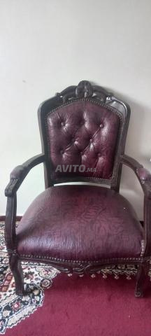 Un salon avec fauteuils - 2