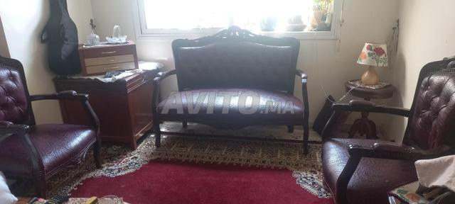 Un salon avec fauteuils