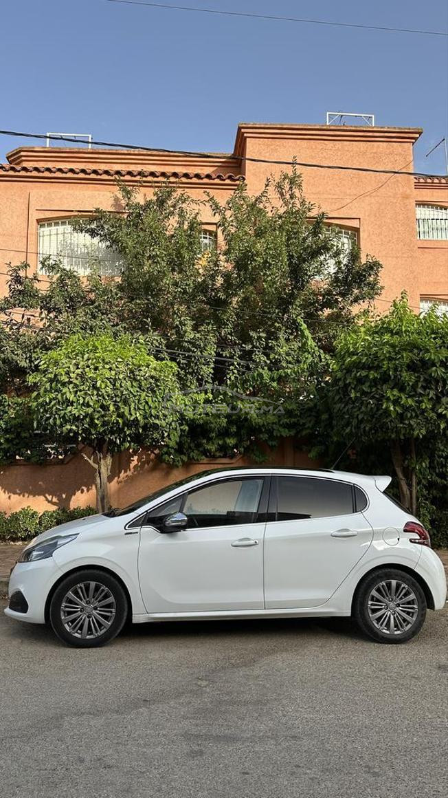 Peugeot 208 white edition 2018 full option