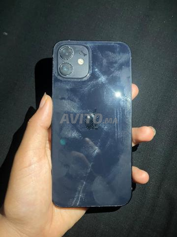 هاتف ما زال نظيفاً، كل شيء رسمي، لم يفتح أبداً