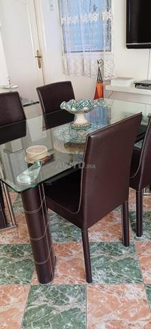 طاولة زجاجية مع 4 كراسي جلدية - 2