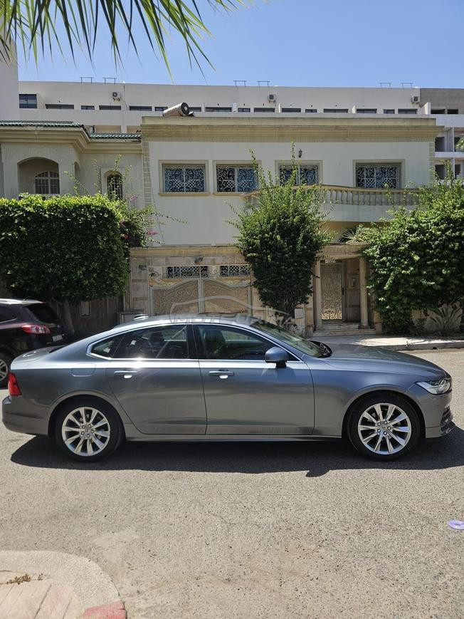 Volvo S90 D4 Momentum 2021 en excellent état. 