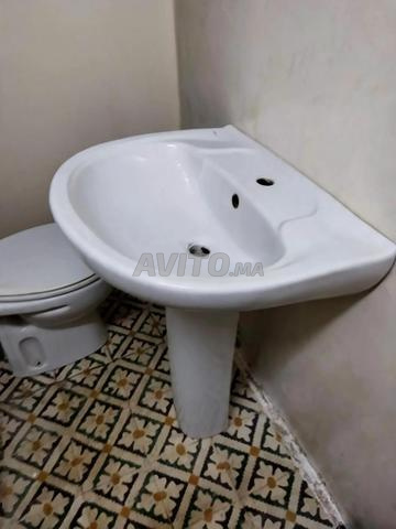 مرحاض وبيديه أرضي من ماركة Roca - 2