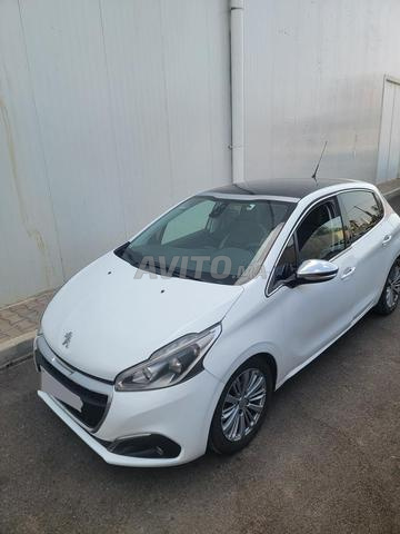 Peugeot 208 White edition