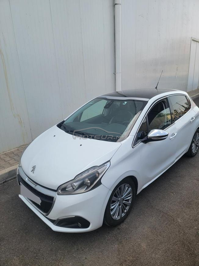 Peugeot 208 White edition 