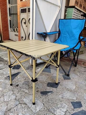 Table de camping pliable et pratique.