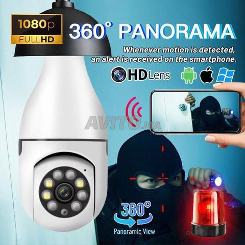 Caméra de surveillance qui tourne sur elle-même pour capturer tout l'espace