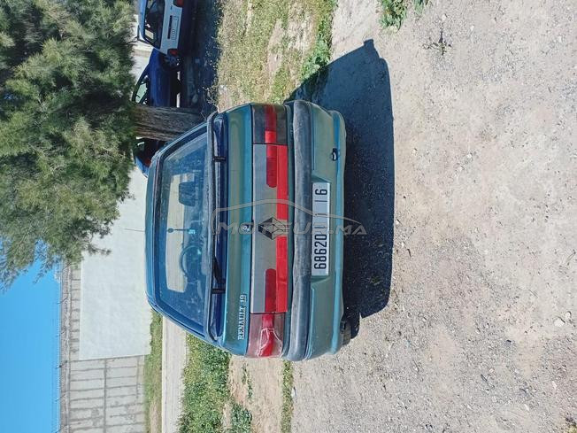   je vends une voiture Renault 19