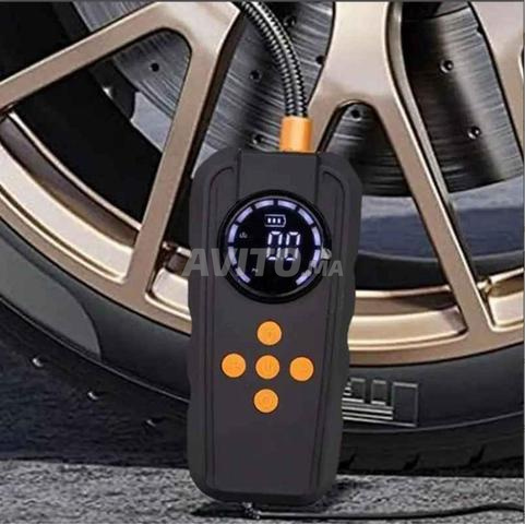 Démarreur de batterie de voiture avec lumière LED et chargeur portable