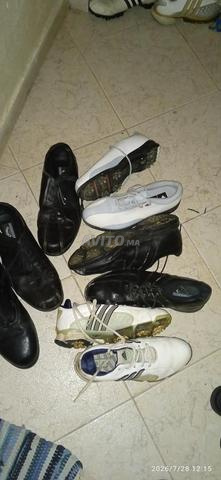 Chaussures et bâtons de golf