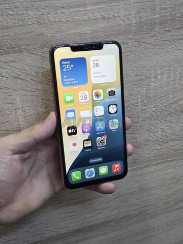 iPhone 11 Pro Max 256 Go 74% batterie écran changé - 2