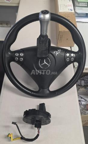 Volant Mercedes d'origine avec levier de vitesses et boutons de commande