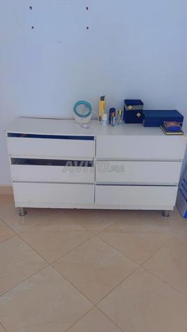 Une commode et une table de chevet - 2