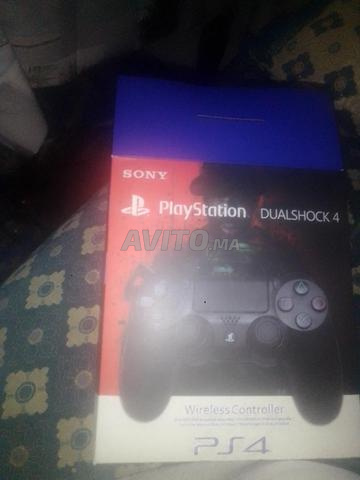 Manette PlayStation 4 avec son chargeur et sa boîte