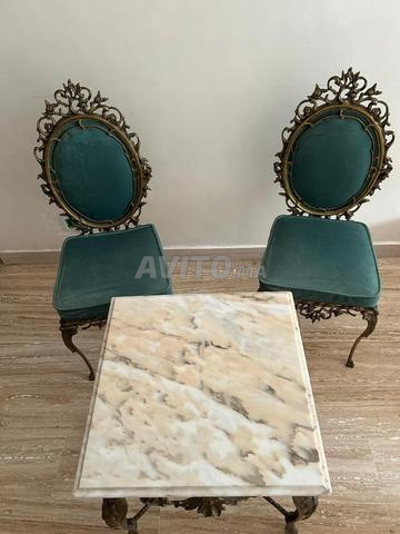 مقعدان مع طاولة رخامية - 2