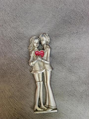 Statue de couple avec cœur rouge style années 70