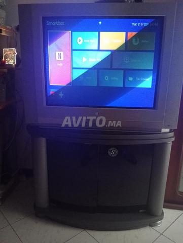 Téléviseur LG avec table TV solide à vendre - 2