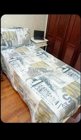 Ensemble lit, matelas, table de nuit