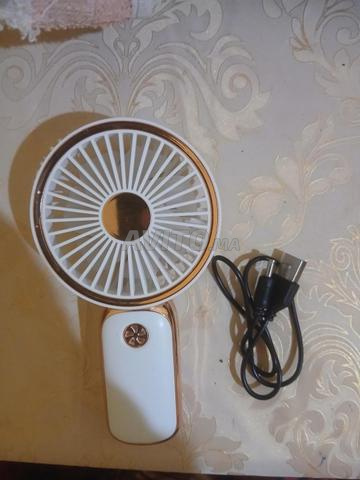 Petit ventilateur avec chargeur d'origine