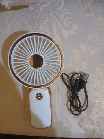 Petit ventilateur avec chargeur d'origine