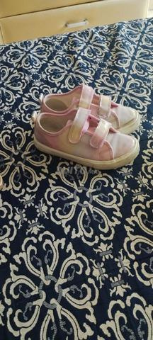 Baskets pour filles 120dhs /pièces