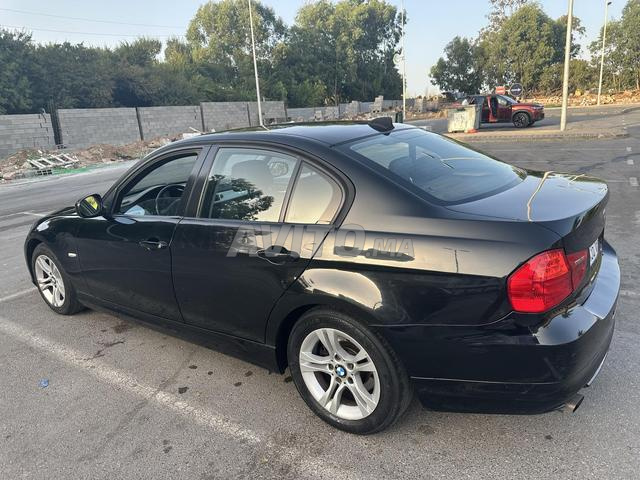 BMW الفئة الثالثة E90 318i موديل 2011 بحالة ممتازة.