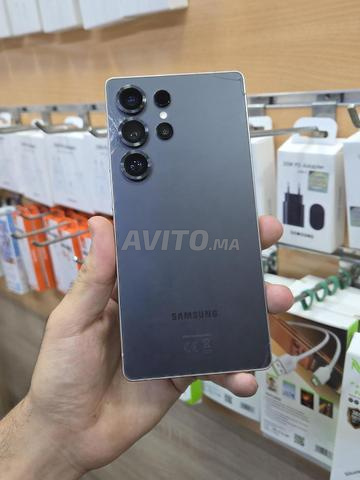 S25 Ultra 256GB 12GB RAM tout est original il y a une rayure