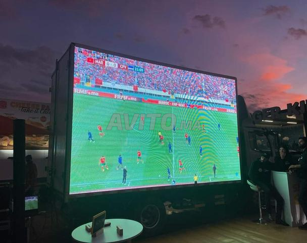 شاشة LED عملاقة
