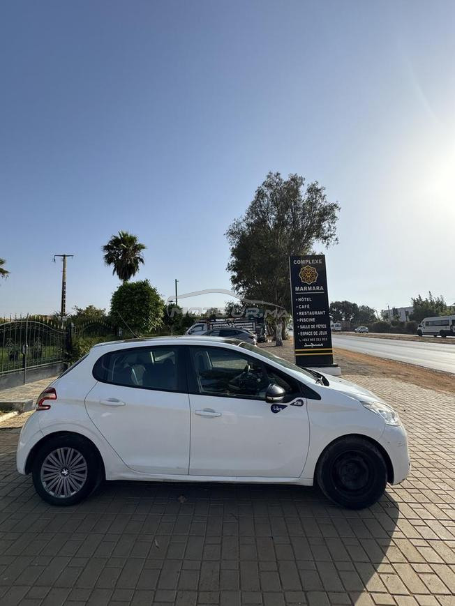 Peugeot 208 en bon état 