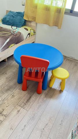 Table et 2 chaises enfants à vendre