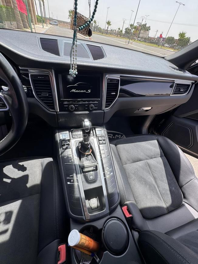 Porshe macan S en conduite par une femme