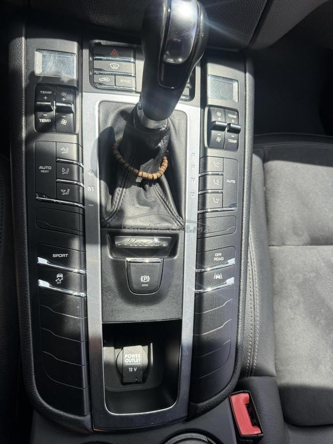 Porshe macan S en conduite par une femme