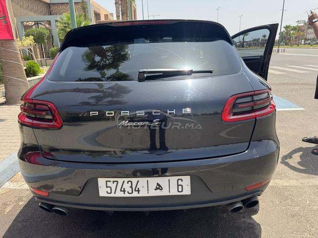 Porshe macan S en conduite par une femme