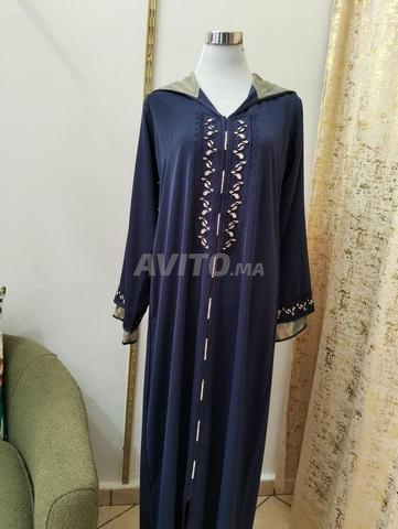 جلابة مغربية أنيقة للنساء باللون الأزرق الداكن