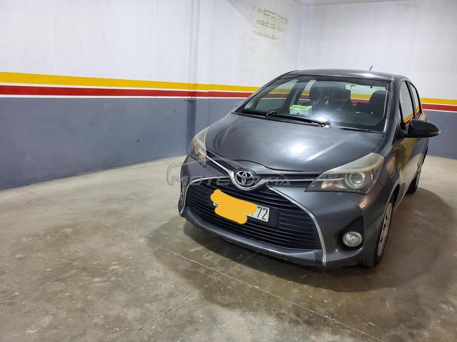 Toyota yaris premier main très bon état 