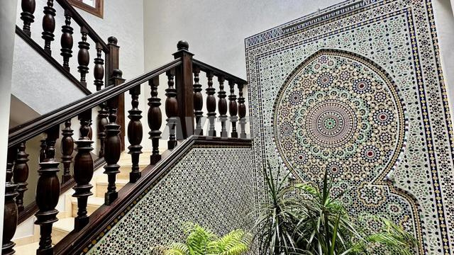 فيلا مفروشة للبيع بمساحة 700 متر مربع مبنية - 2