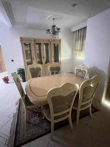 طاولة طعام مع كراسي وخزانة عرض - 2